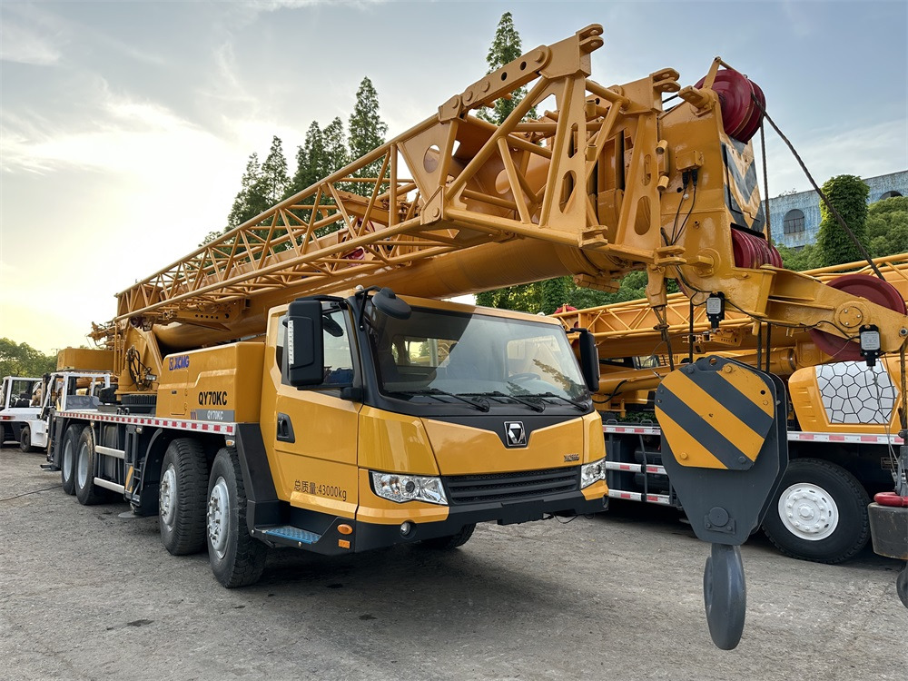 XCMG qy70kc xct75 qy75kc 70ton 75 ton 80 ton 85 ton 90 ton 100 ton 110 ton 130 ton truck crane - Autogrúa: foto 2 XCMG qy70kc xct75 qy75kc 70ton 75 ton 80 ton 85 ton 90 ton 100 ton 110 ton 130 ton truck crane - Autogrúa: foto 2