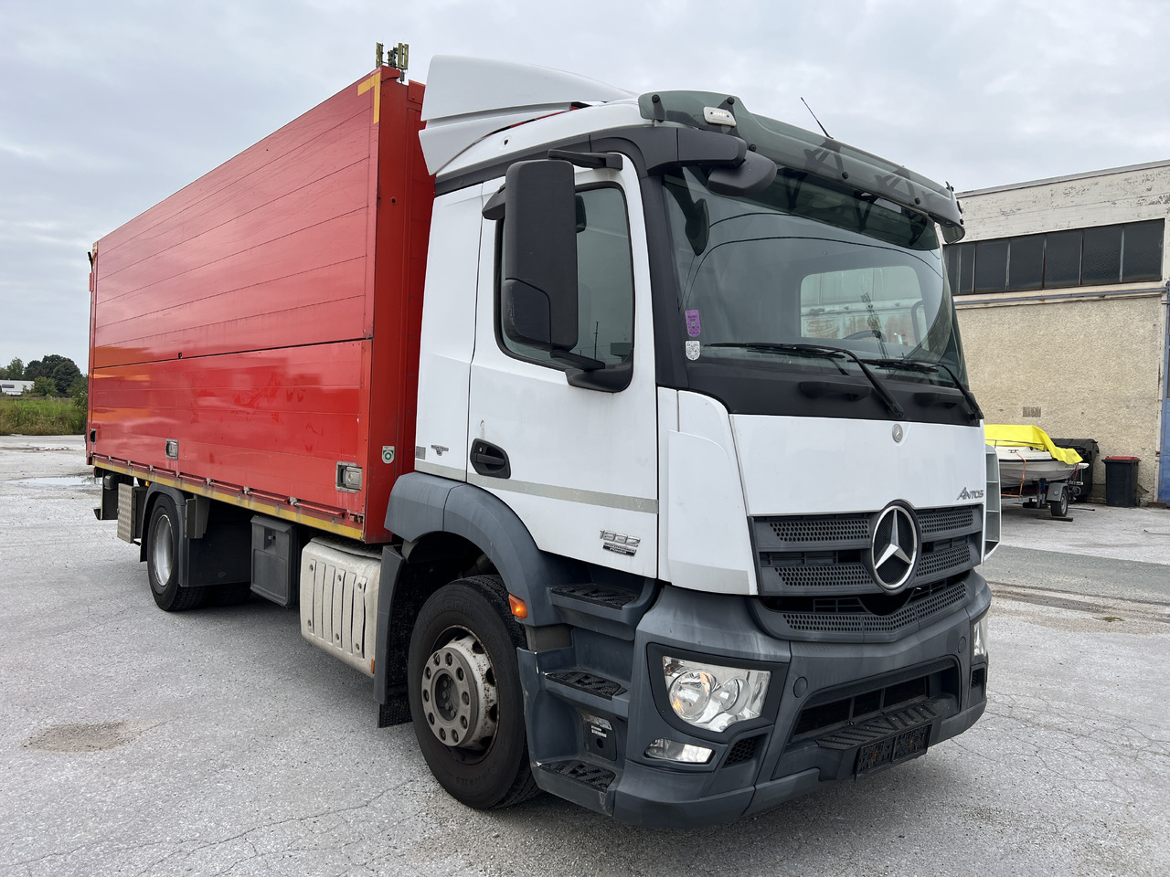 MERCEDES-BENZ ANTOS 1832 Getränkw. LBW | Klima | EURO 6 - Camión transporte de bebidas: foto 2 MERCEDES-BENZ ANTOS 1832 Getränkw. LBW | Klima | EURO 6 - Camión transporte de bebidas: foto 2