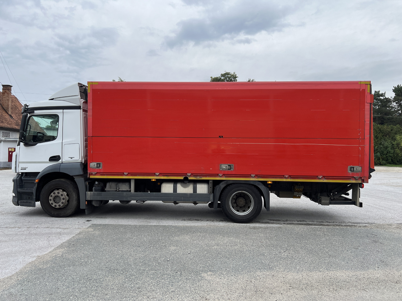 MERCEDES-BENZ ANTOS 1832 Getränkw. LBW | Klima | EURO 6 - Camión transporte de bebidas: foto 3 MERCEDES-BENZ ANTOS 1832 Getränkw. LBW | Klima | EURO 6 - Camión transporte de bebidas: foto 3