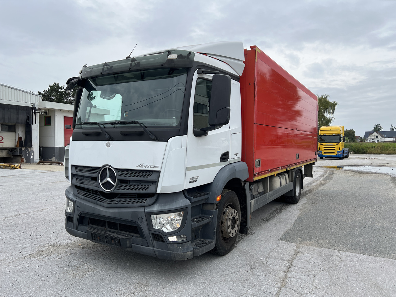 MERCEDES-BENZ ANTOS 1832 Getränkw. LBW | Klima | EURO 6 - Camión transporte de bebidas: foto 1 MERCEDES-BENZ ANTOS 1832 Getränkw. LBW | Klima | EURO 6 - Camión transporte de bebidas: foto 1