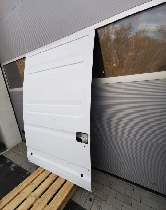 DRZWI PRZESUWNE IVECO DAILY PRAWE - Puerta y piezas para Camión: foto 2 DRZWI PRZESUWNE IVECO DAILY PRAWE - Puerta y piezas para Camión: foto 2