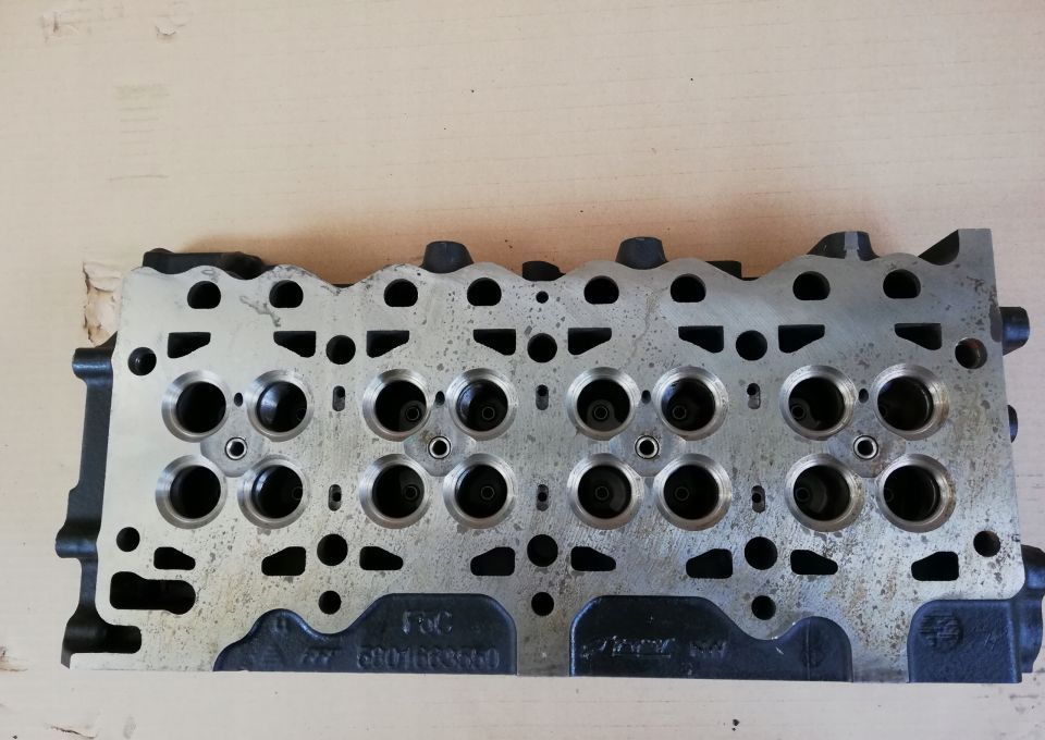 GŁOWICA IVECO EUROCARGO TEKTOR 4c. nowa 5801663550 - Cabezal de bloque para Camión: foto 2 GŁOWICA IVECO EUROCARGO TEKTOR 4c. nowa 5801663550 - Cabezal de bloque para Camión: foto 2