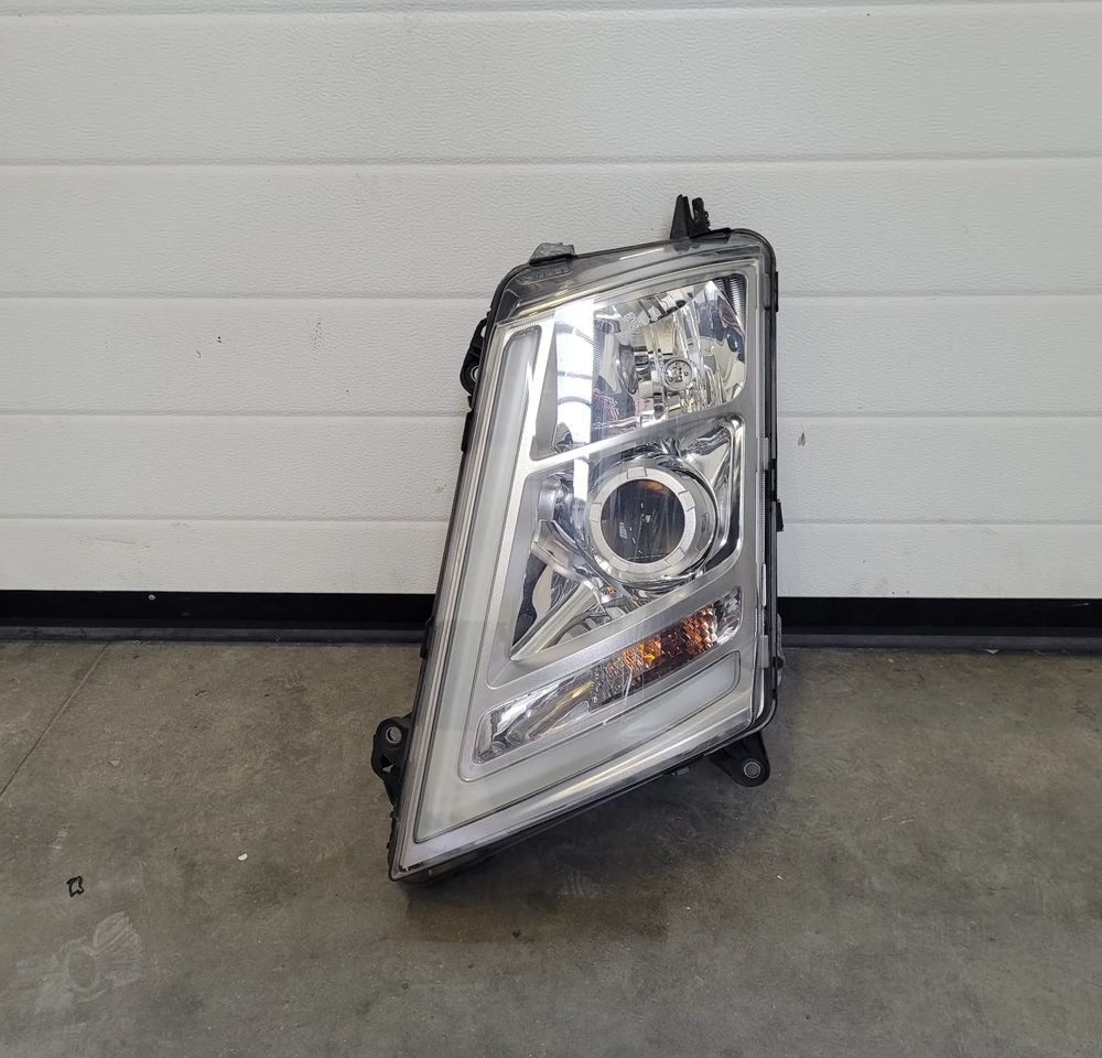LAMPA BI XENON VOLVO FH4 22239247 - Carrocería y exterior para Camión: foto 1 LAMPA BI XENON VOLVO FH4 22239247 - Carrocería y exterior para Camión: foto 1