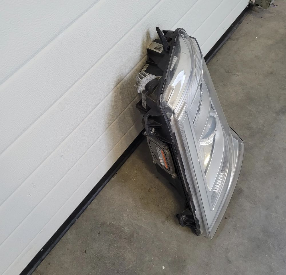 LAMPA BI XENON VOLVO FH4 22239247 - Carrocería y exterior para Camión: foto 3 LAMPA BI XENON VOLVO FH4 22239247 - Carrocería y exterior para Camión: foto 3