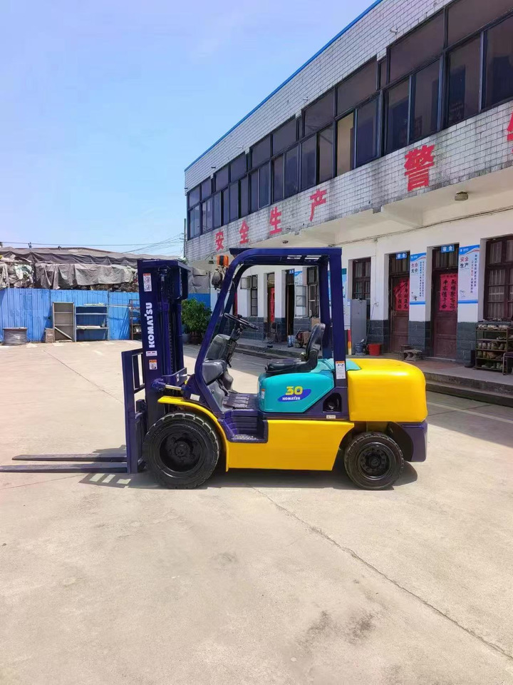 KOMATSU Forklift FD30 Click for Discount - Equipo de manutención: foto 3 KOMATSU Forklift FD30 Click for Discount - Equipo de manutención: foto 3