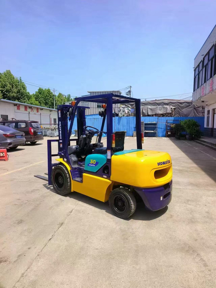 KOMATSU Forklift FD30 Click for Discount - Equipo de manutención: foto 2 KOMATSU Forklift FD30 Click for Discount - Equipo de manutención: foto 2