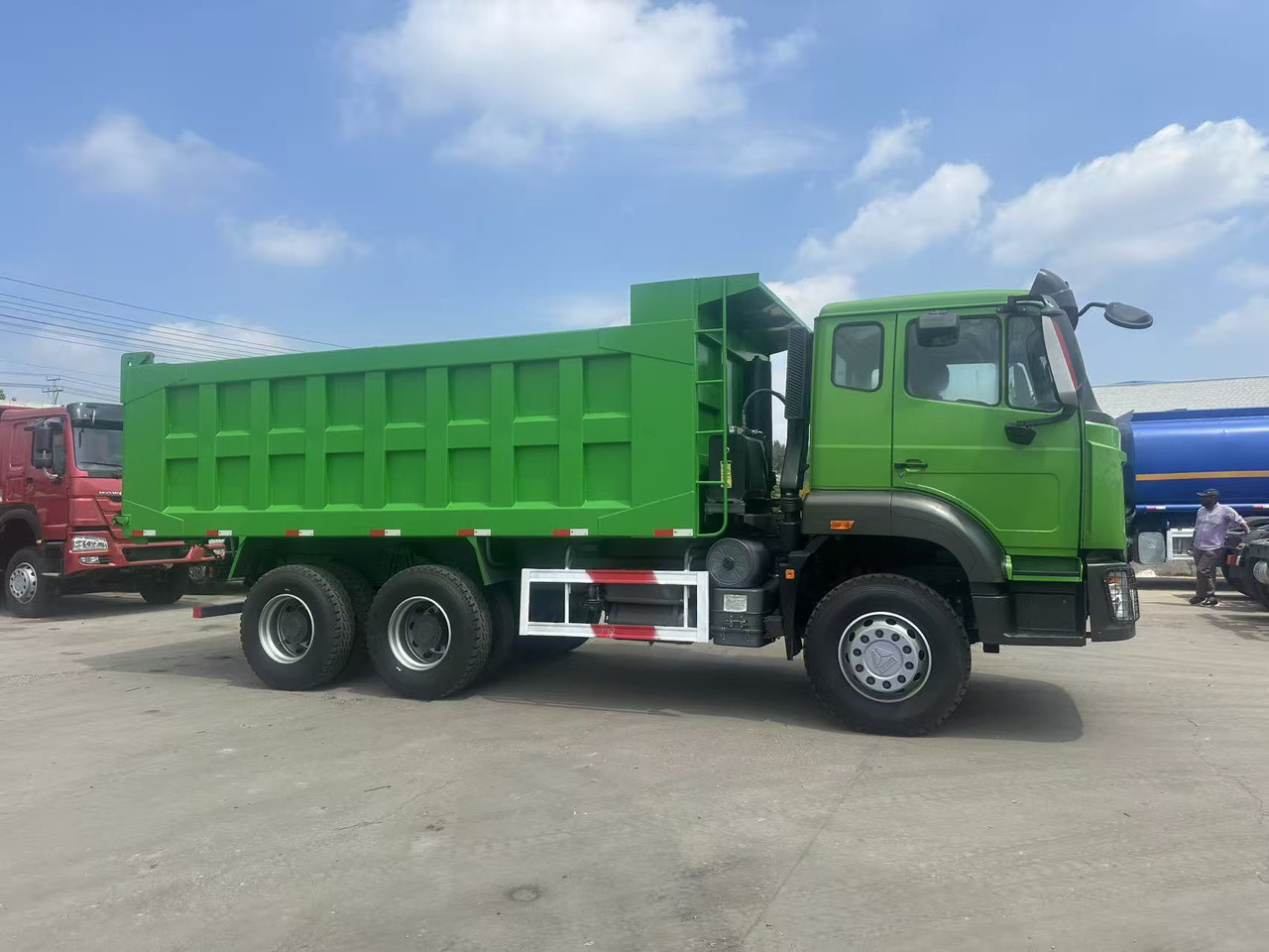 SINOTRUK HOWO 6x4 Dump Truck Click for Discount - Camión volquete: foto 4 SINOTRUK HOWO 6x4 Dump Truck Click for Discount - Camión volquete: foto 4