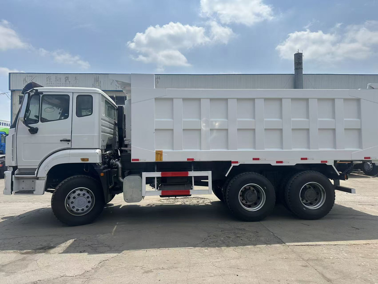 SINOTRUK HOWO 6x4 Dump Truck Click for Discount - Camión volquete: foto 3 SINOTRUK HOWO 6x4 Dump Truck Click for Discount - Camión volquete: foto 3