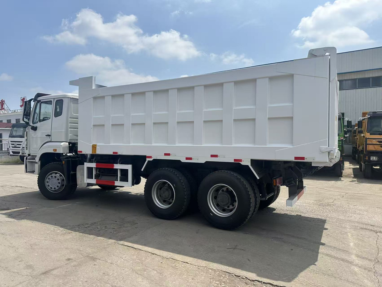 SINOTRUK HOWO 6x4 Dump Truck Click for Discount - Camión volquete: foto 4 SINOTRUK HOWO 6x4 Dump Truck Click for Discount - Camión volquete: foto 4
