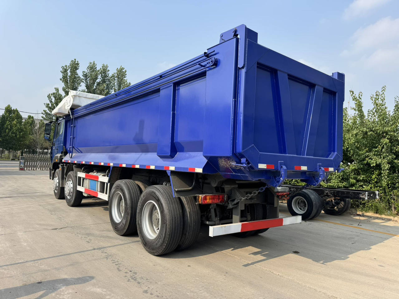SINOTRUK HOWO Dump Truck 8x4 Click for Discount - Camión volquete: foto 3 SINOTRUK HOWO Dump Truck 8x4 Click for Discount - Camión volquete: foto 3