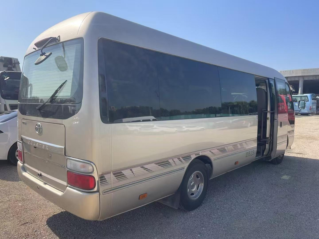 TOYOTA Coaster - Autobús urbano: foto 2 TOYOTA Coaster - Autobús urbano: foto 2
