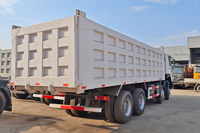 SINOTRUK Sino Howo 8x4 Dump Truck 371 for Sale in Sierra Leone - Camión volquete: foto 2 SINOTRUK Sino Howo 8x4 Dump Truck 371 for Sale in Sierra Leone - Camión volquete: foto 2