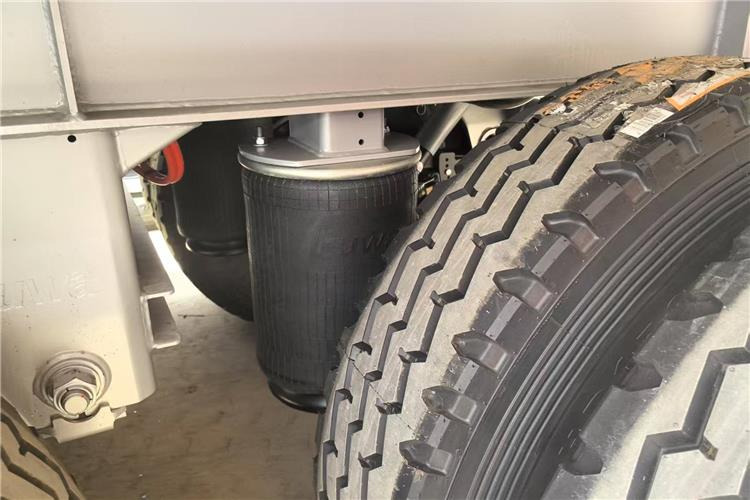 TITAN 3 Axle 45000 Liters Aluminum Tanker Trailer with Air Suspension - Semirremolque cisterna: foto 3 TITAN 3 Axle 45000 Liters Aluminum Tanker Trailer with Air Suspension - Semirremolque cisterna: foto 3
