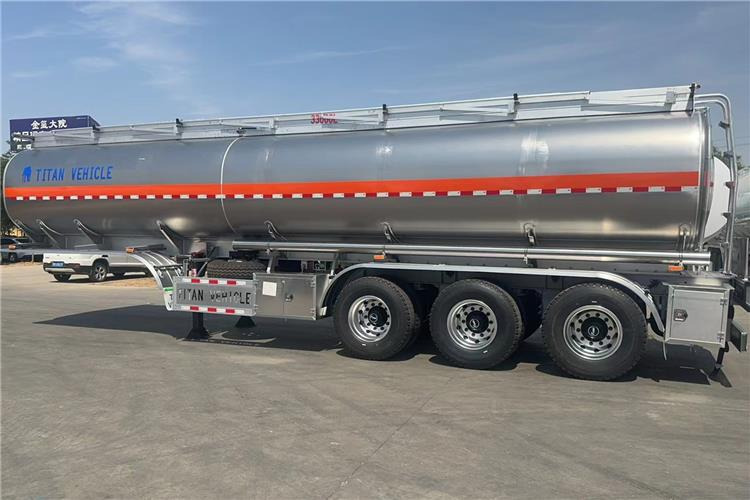 TITAN 3 Axle 45000 Liters Aluminum Tanker Trailer with Air Suspension - Semirremolque cisterna: foto 2 TITAN 3 Axle 45000 Liters Aluminum Tanker Trailer with Air Suspension - Semirremolque cisterna: foto 2