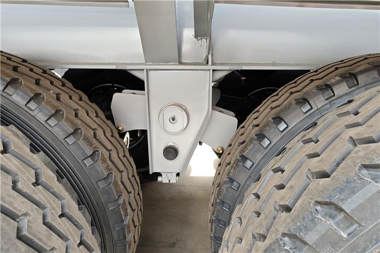 TITAN 3 Axle Fuel Tanker Truck Trailer for Sale In Tanzania - Semirremolque cisterna: foto 4 TITAN 3 Axle Fuel Tanker Truck Trailer for Sale In Tanzania - Semirremolque cisterna: foto 4
