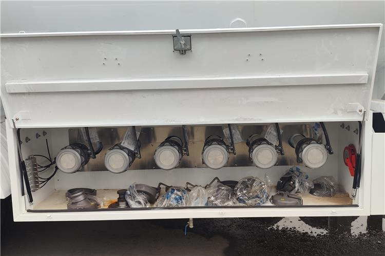 TITAN 4 Axle 60000 Liters Diesel Tanker Trailer In Zambia - Semirremolque cisterna: foto 4 TITAN 4 Axle 60000 Liters Diesel Tanker Trailer In Zambia - Semirremolque cisterna: foto 4