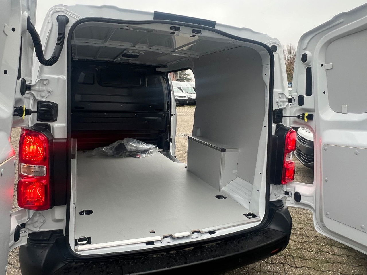 Leasing de Opel Vivaro L3H1 144 PS Schalter Allwetter AHK Rückfa Opel Vivaro L3H1 144 PS Schalter Allwetter AHK Rückfa: foto 12 Leasing de Opel Vivaro L3H1 144 PS Schalter Allwetter AHK Rückfa Opel Vivaro L3H1 144 PS Schalter Allwetter AHK Rückfa: foto 12