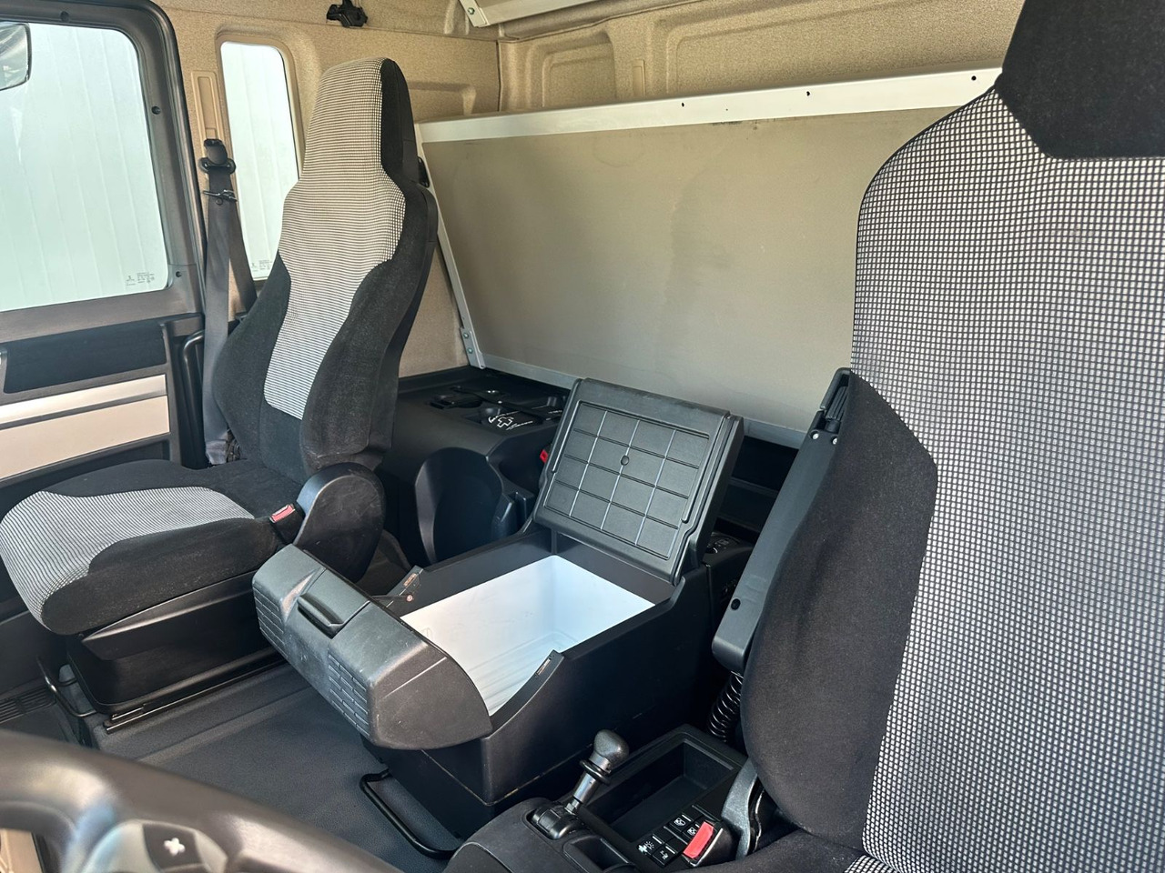 Cabeza tractora MAN TGX 18.460 XXL Intarder/Standklima: foto 7 Cabeza tractora MAN TGX 18.460 XXL Intarder/Standklima: foto 7