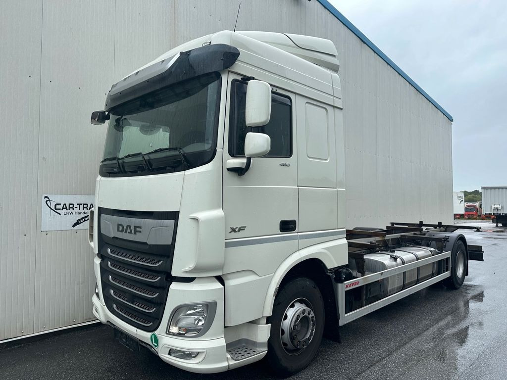 DAF XF 460 SpaceCab Retarder TÜV neu DAF XF 460 SpaceCab Retarder - Camión portacontenedore/ Intercambiable: foto 1 DAF XF 460 SpaceCab Retarder TÜV neu DAF XF 460 SpaceCab Retarder - Camión portacontenedore/ Intercambiable: foto 1