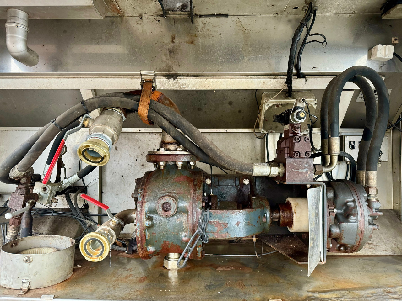 MAN TGS 35.480 8X4-2 TRIDEM Wasser-Tank - Camión cisterna: foto 4 MAN TGS 35.480 8X4-2 TRIDEM Wasser-Tank - Camión cisterna: foto 4