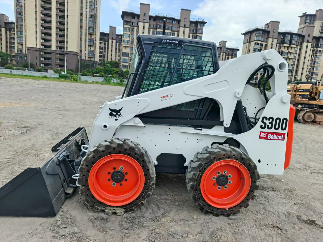 BOBCAT skid steer loader S300 - Minicargadora: foto 1 BOBCAT skid steer loader S300 - Minicargadora: foto 1