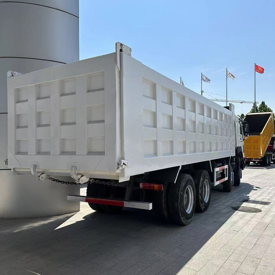 SINOTRUK howo 371 8x4 dump truck - Camión volquete: foto 2 SINOTRUK howo 371 8x4 dump truck - Camión volquete: foto 2