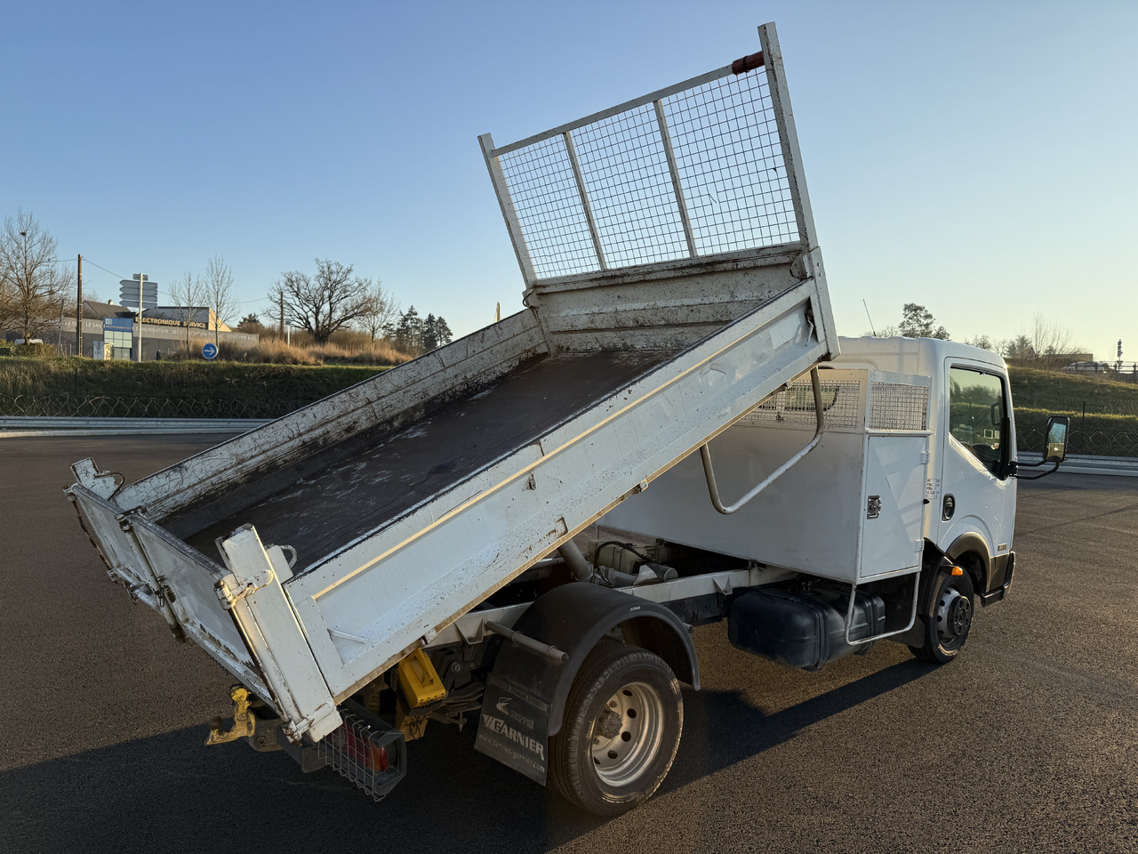 NISSAN CABSTAR 35.11 - Volquete furgoneta: foto 3 NISSAN CABSTAR 35.11 - Volquete furgoneta: foto 3