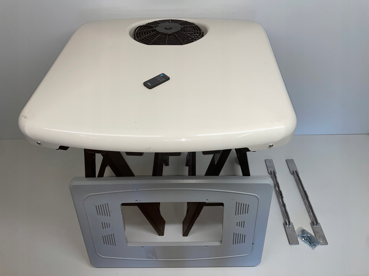 KLIMATYZACJA POSTOJOWA PILOT SLIMCOOL FACTORY PREP DAF SCANIA MC1507523 - Compresor de aire acondicionado para Camión: foto 1 KLIMATYZACJA POSTOJOWA PILOT SLIMCOOL FACTORY PREP DAF SCANIA MC1507523 - Compresor de aire acondicionado para Camión: foto 1