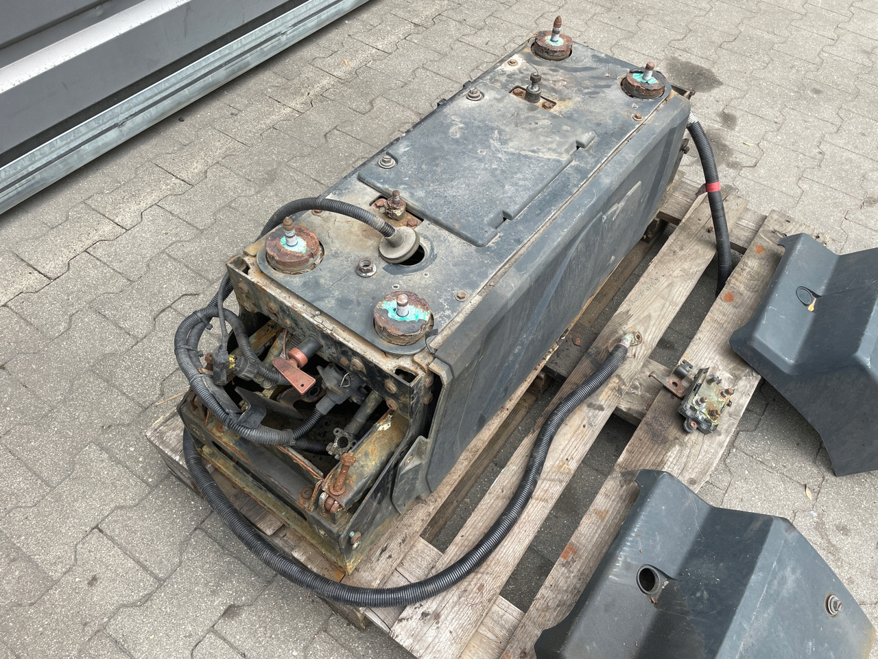 SKRZYNIA SKRZYNKA NA AKUMULATORY MAN TGX TGS 81418606147 - Acumulador para Camión: foto 3 SKRZYNIA SKRZYNKA NA AKUMULATORY MAN TGX TGS 81418606147 - Acumulador para Camión: foto 3