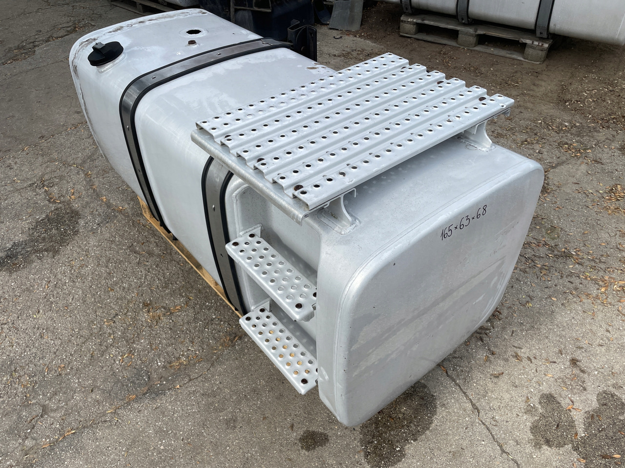 ZBIORNIK PALIWA MAN TGX TGS TGA 590 L 81122015663 - Depósito de combustible para Camión: foto 3 ZBIORNIK PALIWA MAN TGX TGS TGA 590 L 81122015663 - Depósito de combustible para Camión: foto 3