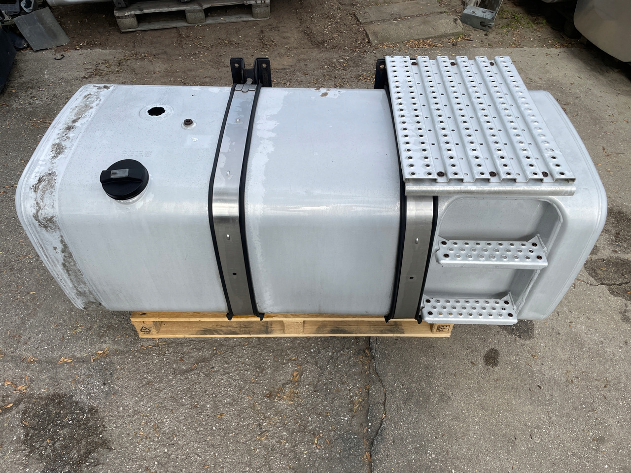 ZBIORNIK PALIWA MAN TGX TGS TGA 590 L 81122015663 - Depósito de combustible para Camión: foto 1 ZBIORNIK PALIWA MAN TGX TGS TGA 590 L 81122015663 - Depósito de combustible para Camión: foto 1