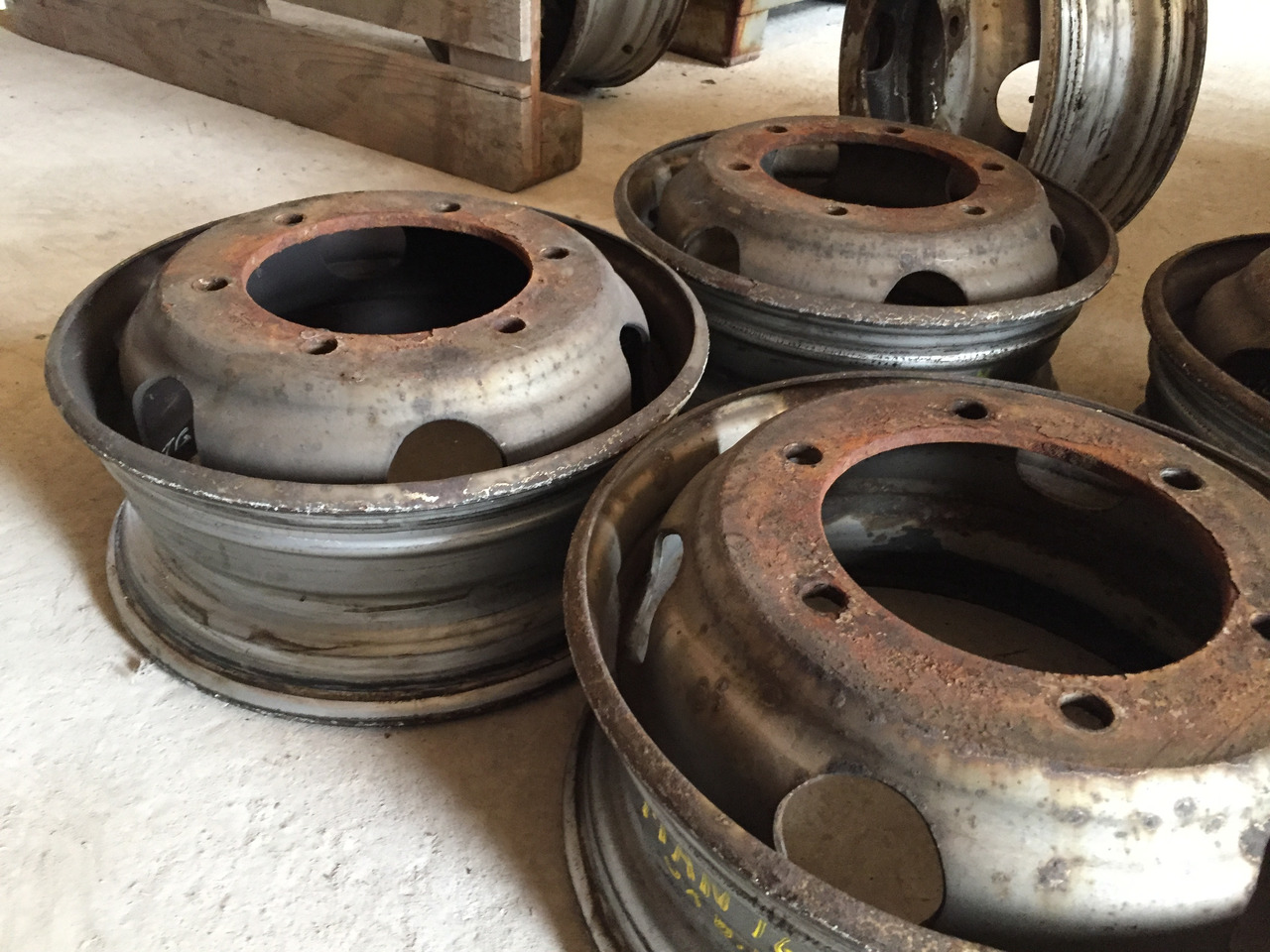 Gebrauchte Felgen 5 J x 6,00 für Reifengröße 215 x 75 x 17,5, Artikel - Nr. : 99.99999 - 9999 - Llanta para Camión: foto 4 Gebrauchte Felgen 5 J x 6,00 für Reifengröße 215 x 75 x 17,5, Artikel - Nr. : 99.99999 - 9999 - Llanta para Camión: foto 4