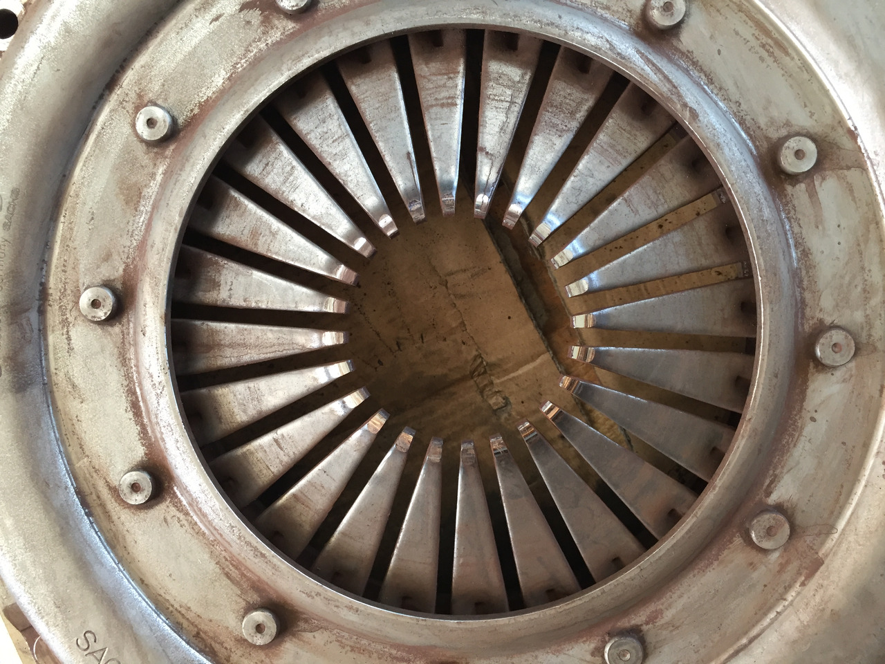 Gebrauchte Kupplungsdruckplatte MB Axor 1824, Motor Typ : OM 906 LA, Artikel - Nr. : A 007 250 15 04 - Maza de embrague para Camión: foto 1 Gebrauchte Kupplungsdruckplatte MB Axor 1824, Motor Typ : OM 906 LA, Artikel - Nr. : A 007 250 15 04 - Maza de embrague para Camión: foto 1