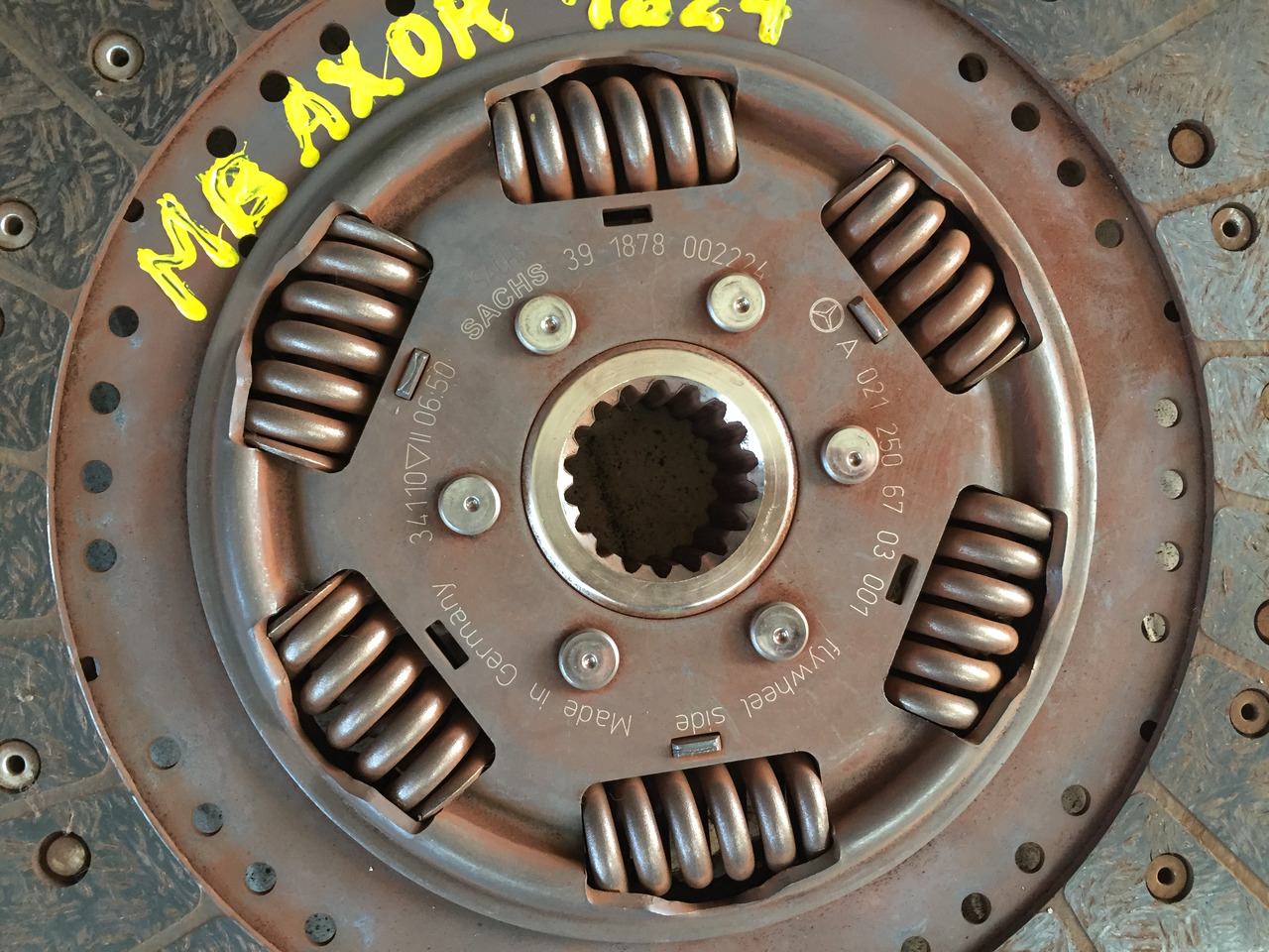 Gebrauchte Kupplungsscheibe MB Axor 1824, Motor Typ : OM 906 LA, Artikel - Nr. : A 021 250 67 03 - Disco de embrague para Camión: foto 1 Gebrauchte Kupplungsscheibe MB Axor 1824, Motor Typ : OM 906 LA, Artikel - Nr. : A 021 250 67 03 - Disco de embrague para Camión: foto 1