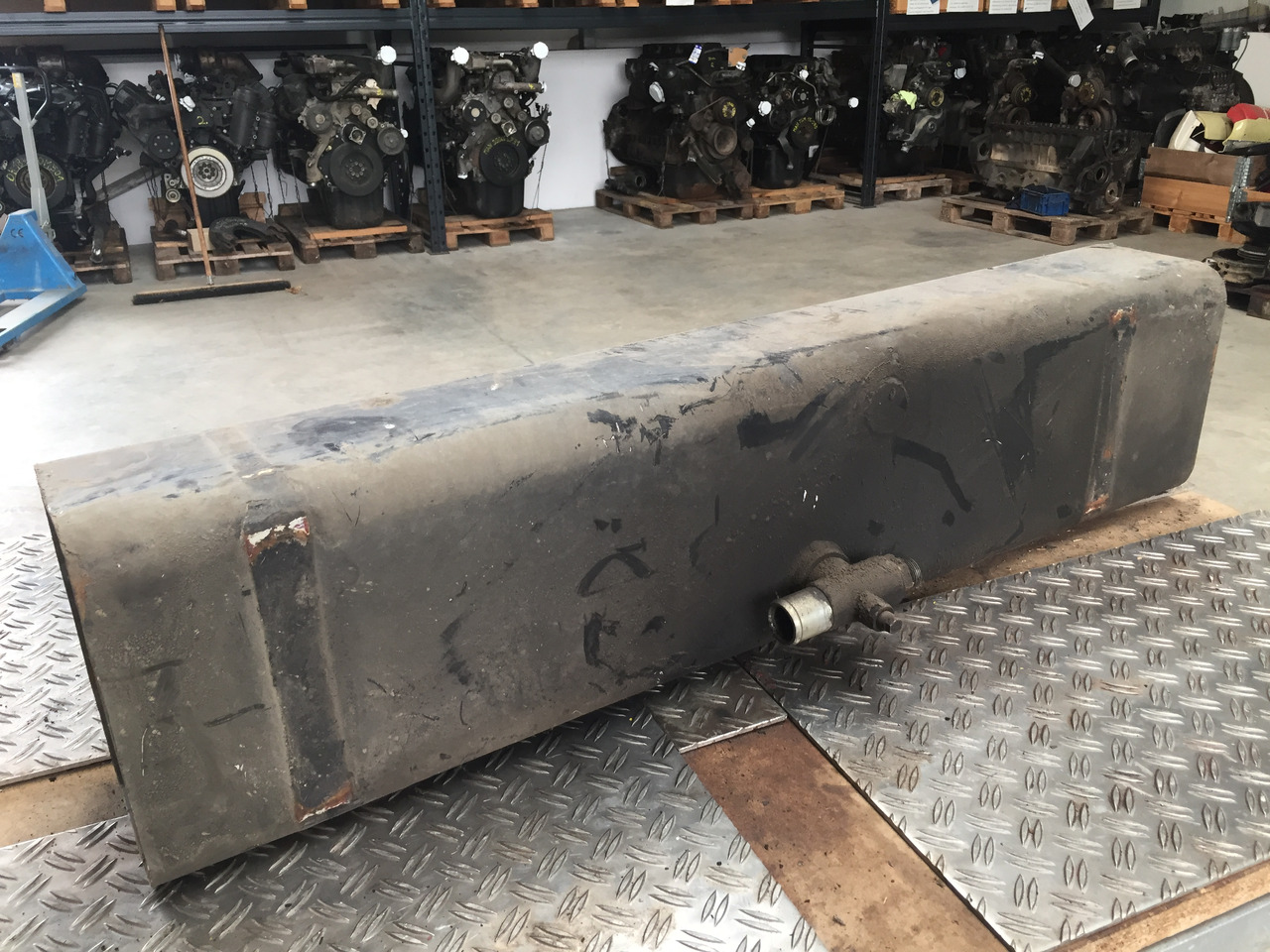 Gebrauchter Hydraulik - Tank Georg, Maße B x H x T - 118 x 28 x 20, Artikel - Nr. : 81.99999 - 9999 - Depósito hidráulico para Camión: foto 3 Gebrauchter Hydraulik - Tank Georg, Maße B x H x T - 118 x 28 x 20, Artikel - Nr. : 81.99999 - 9999 - Depósito hidráulico para Camión: foto 3