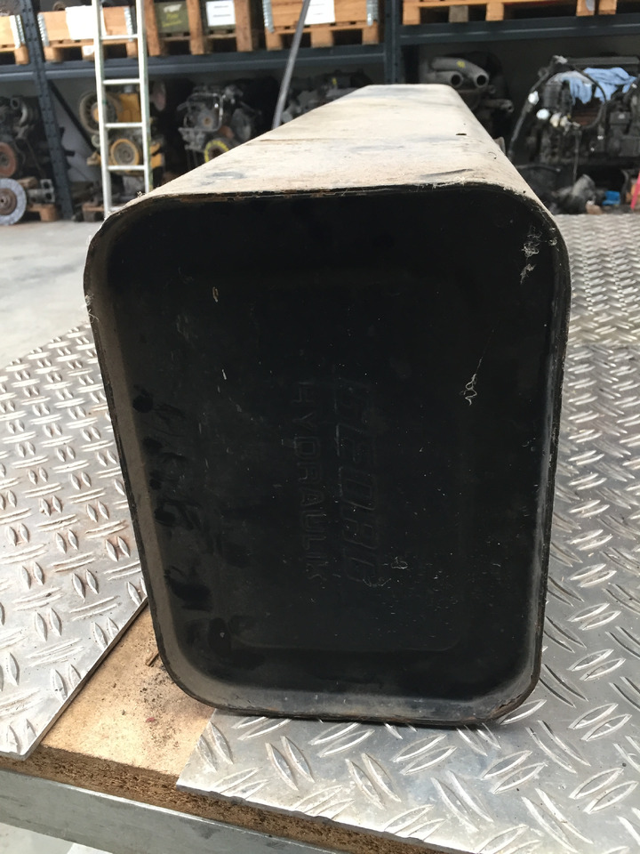 Gebrauchter Hydraulik - Tank Georg, Maße B x H x T - 118 x 28 x 20, Artikel - Nr. : 81.99999 - 9999 - Depósito hidráulico para Camión: foto 5 Gebrauchter Hydraulik - Tank Georg, Maße B x H x T - 118 x 28 x 20, Artikel - Nr. : 81.99999 - 9999 - Depósito hidráulico para Camión: foto 5
