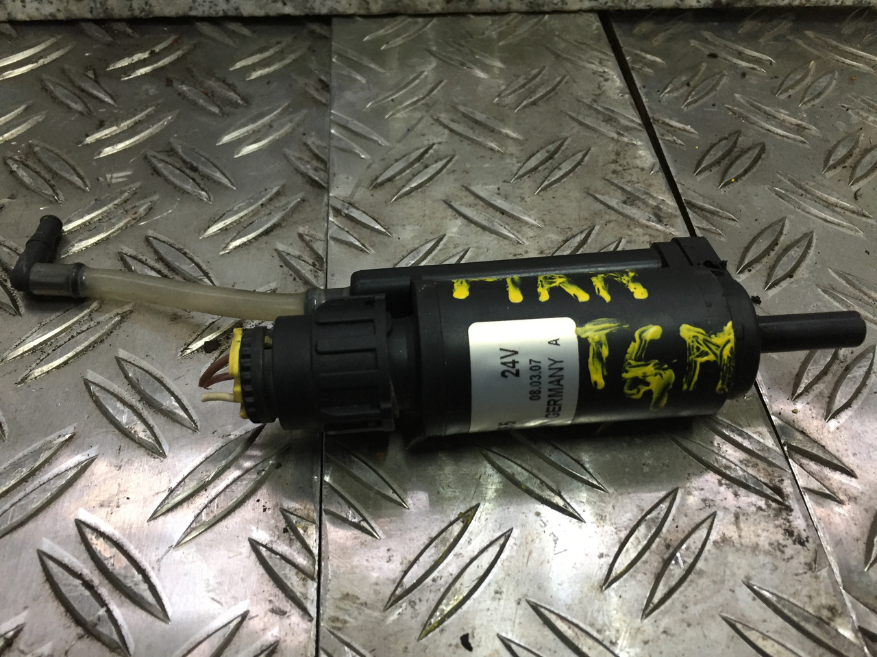 Gebrauchter Scheibenwaschmotor MAN TGM 15.280, Artikel - Nr.: 81.26485-6033 - Parabrisas para Camión: foto 1 Gebrauchter Scheibenwaschmotor MAN TGM 15.280, Artikel - Nr.: 81.26485-6033 - Parabrisas para Camión: foto 1