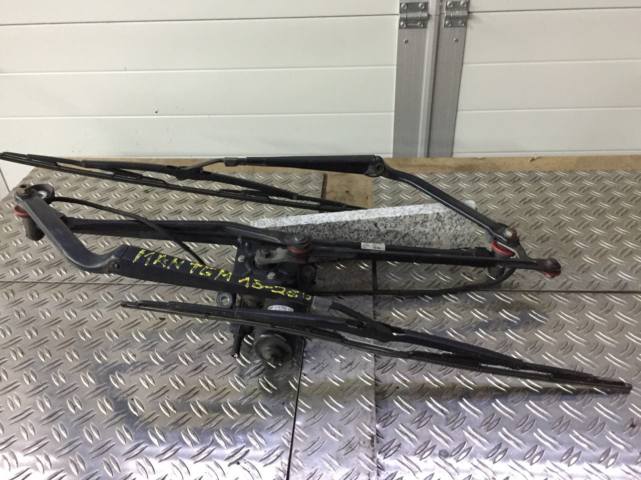 Gebrauchter Scheibenwischer MAN TGM 15.280 mit Wischmotor Artikel - Nr.: 81.26411-6118 - Limpiaparabrisas para Camión: foto 3 Gebrauchter Scheibenwischer MAN TGM 15.280 mit Wischmotor Artikel - Nr.: 81.26411-6118 - Limpiaparabrisas para Camión: foto 3