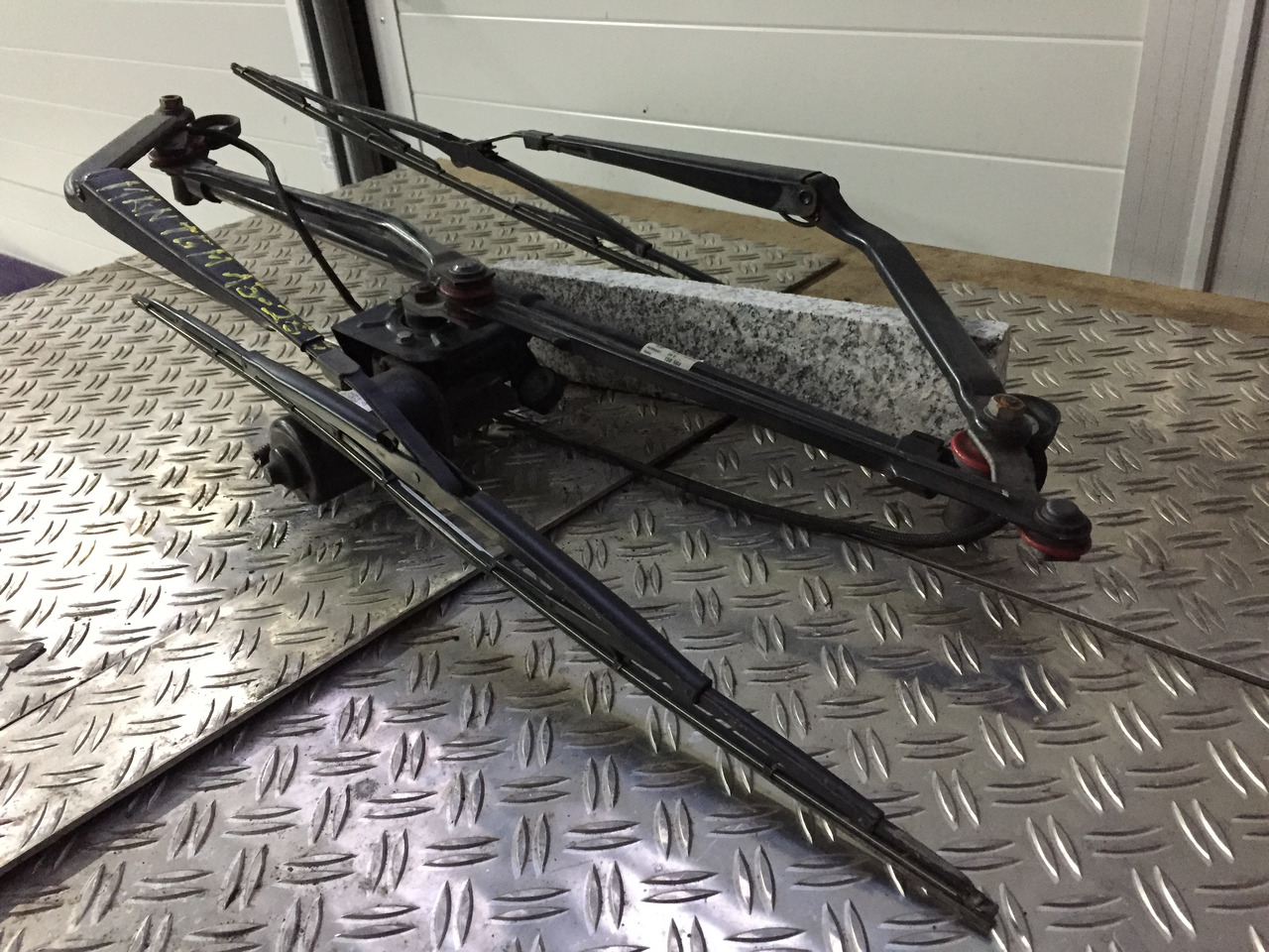 Gebrauchter Scheibenwischer MAN TGM 15.280 mit Wischmotor Artikel - Nr.: 81.26411-6118 - Limpiaparabrisas para Camión: foto 2 Gebrauchter Scheibenwischer MAN TGM 15.280 mit Wischmotor Artikel - Nr.: 81.26411-6118 - Limpiaparabrisas para Camión: foto 2