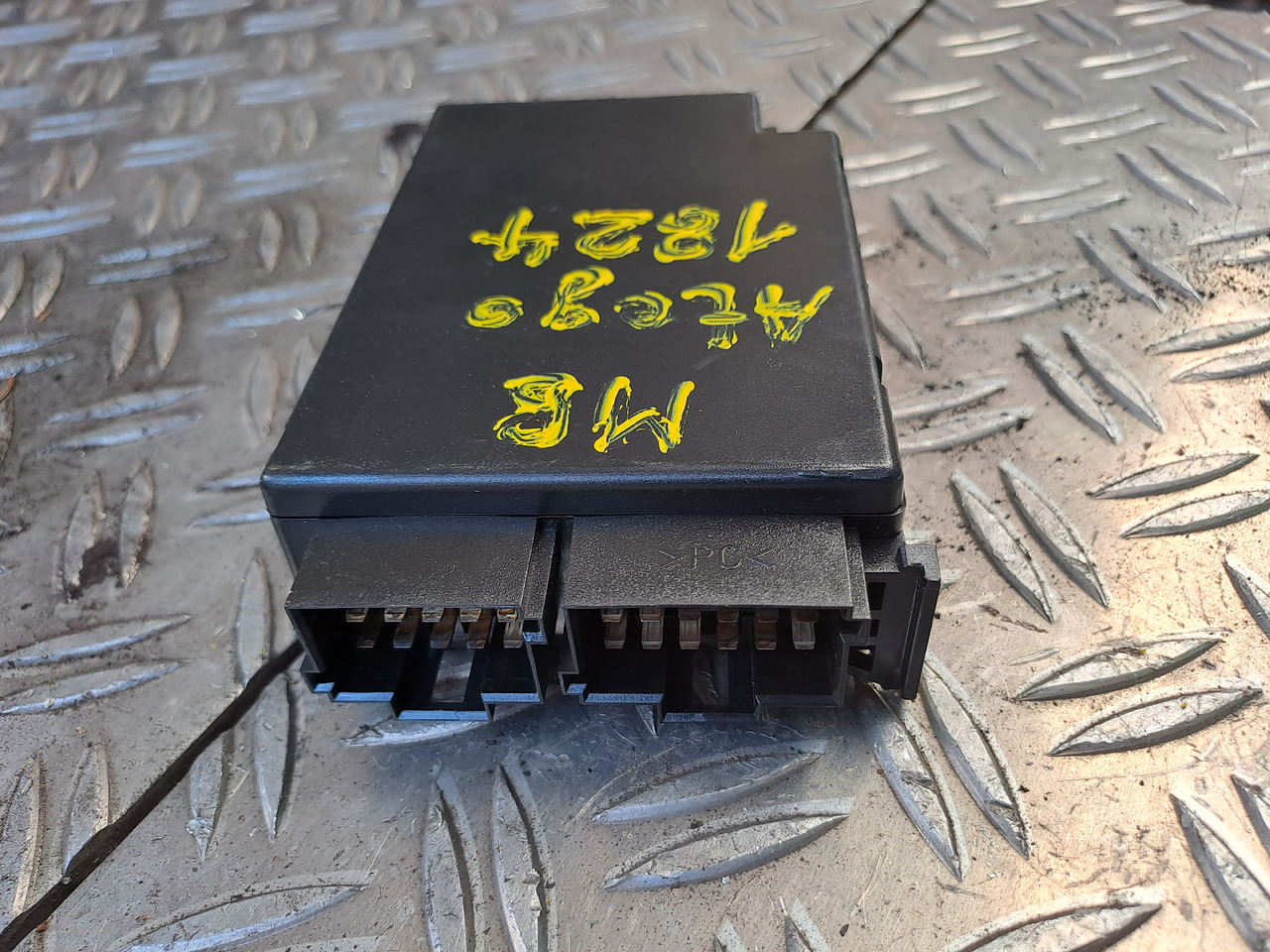 Gebrauchtes MB Atego 18.24 , Elektronik Wartungssystem WS Steuergerät, Artikel - Nr.: A 000 446 11 2 - Unidad de control para Camión: foto 2 Gebrauchtes MB Atego 18.24 , Elektronik Wartungssystem WS Steuergerät, Artikel - Nr.: A 000 446 11 2 - Unidad de control para Camión: foto 2