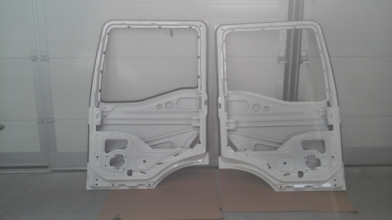 Neuwertige Türen, links und rechts, MAN TGM / TG3 15.290 Rohtüre, Artikel - Nr: 81.62600 - 4143 / 44 - Puerta y piezas para Camión: foto 4 Neuwertige Türen, links und rechts, MAN TGM / TG3 15.290 Rohtüre, Artikel - Nr: 81.62600 - 4143 / 44 - Puerta y piezas para Camión: foto 4