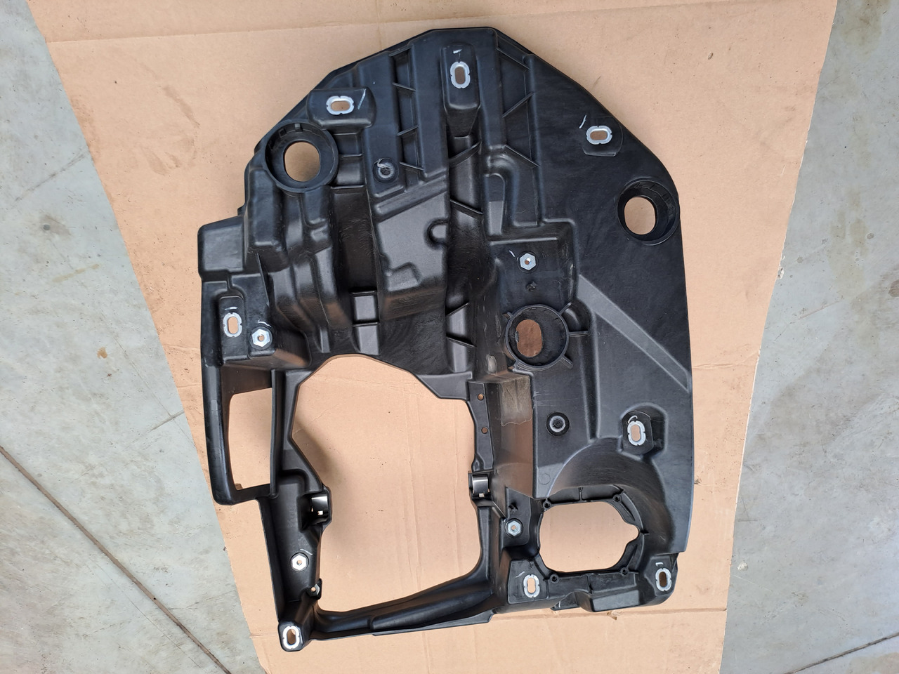 Neuwertiger Träger für Scheinwerfer MAN TG3 rechts, Artikel - Nr. : 81.41610 - 5838 / 5837 - Faro delantero para Camión: foto 5 Neuwertiger Träger für Scheinwerfer MAN TG3 rechts, Artikel - Nr. : 81.41610 - 5838 / 5837 - Faro delantero para Camión: foto 5