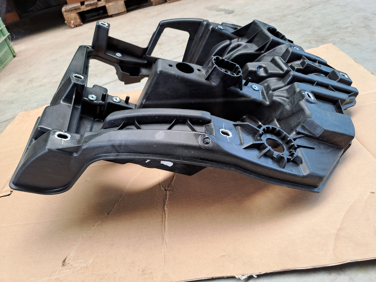 Neuwertiger Träger für Scheinwerfer MAN TG3 rechts, Artikel - Nr. : 81.41614 - 5002 / 5001 - Faro delantero para Camión: foto 5 Neuwertiger Träger für Scheinwerfer MAN TG3 rechts, Artikel - Nr. : 81.41614 - 5002 / 5001 - Faro delantero para Camión: foto 5