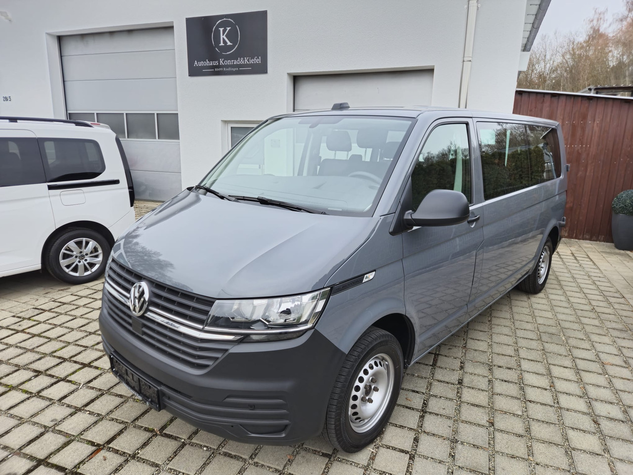 VOLKSWAGEN T6.1 Transporter Kombi LR/Navi/AppCon./6-Sitzer - Furgoneta de pasajeros: foto 1 VOLKSWAGEN T6.1 Transporter Kombi LR/Navi/AppCon./6-Sitzer - Furgoneta de pasajeros: foto 1