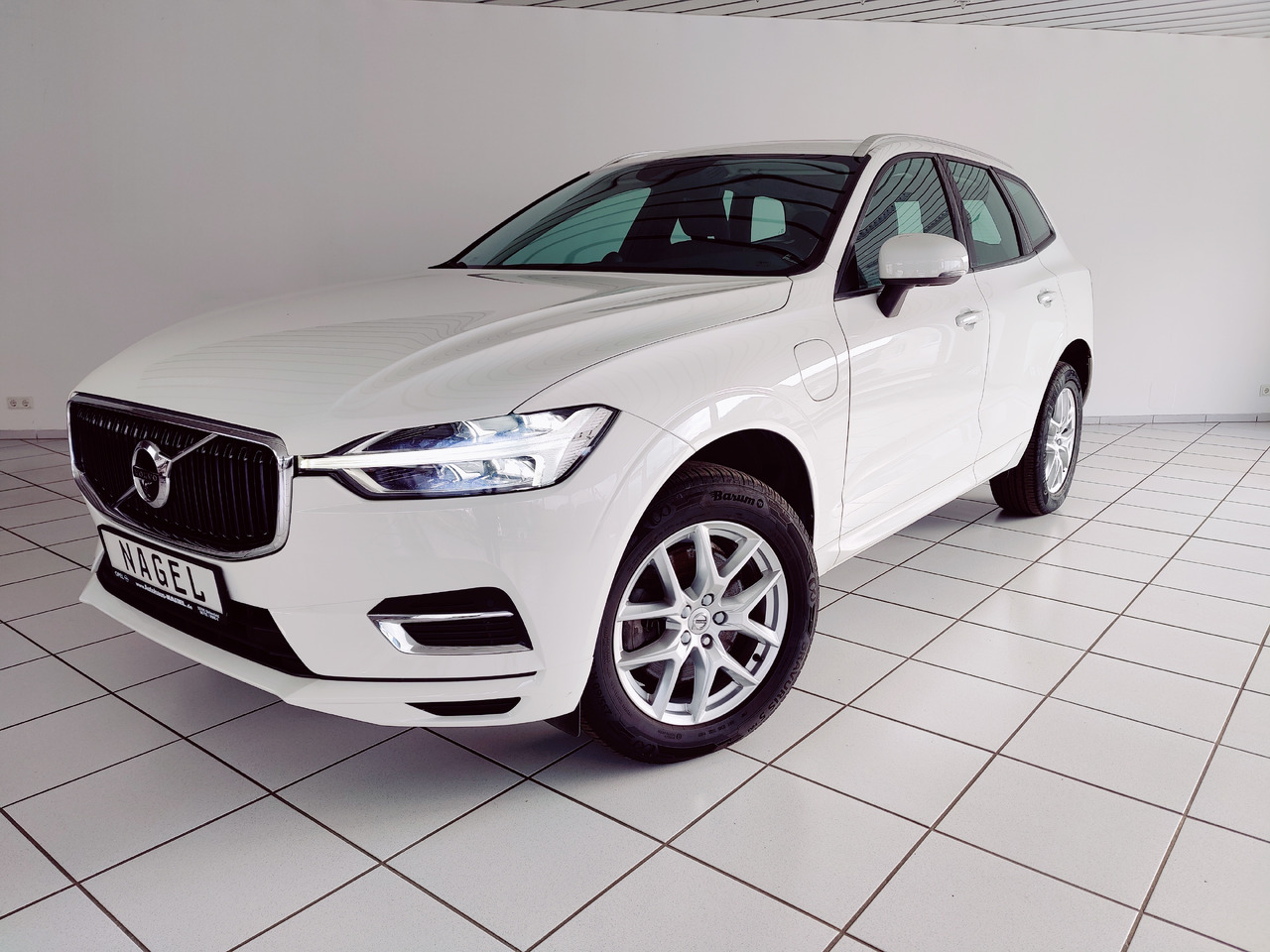 Volvo XC60 t8 twin engine Momentum Plug-In Hybrid AWD AHK Leder Navi - SUV/ Todoterreno: foto 1 Volvo XC60 t8 twin engine Momentum Plug-In Hybrid AWD AHK Leder Navi - SUV/ Todoterreno: foto 1