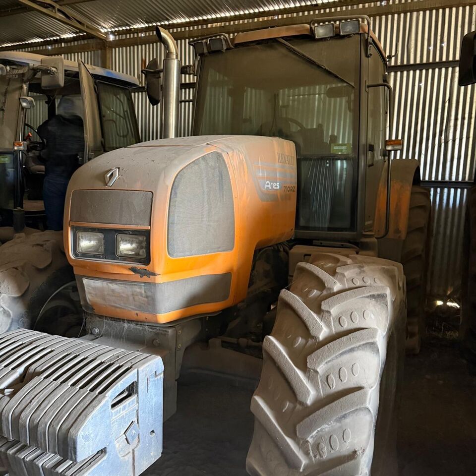 TRACTOR AGRICOLA RENAULTARES 710 RZ 4X4 - Tractor: foto 4 TRACTOR AGRICOLA RENAULTARES 710 RZ 4X4 - Tractor: foto 4