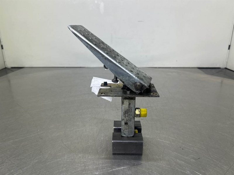 Terex TW150-Atlas 6049419/6047885-Gas pedal - Cabina e interior para Maquinaria de construcción: foto 2 Terex TW150-Atlas 6049419/6047885-Gas pedal - Cabina e interior para Maquinaria de construcción: foto 2