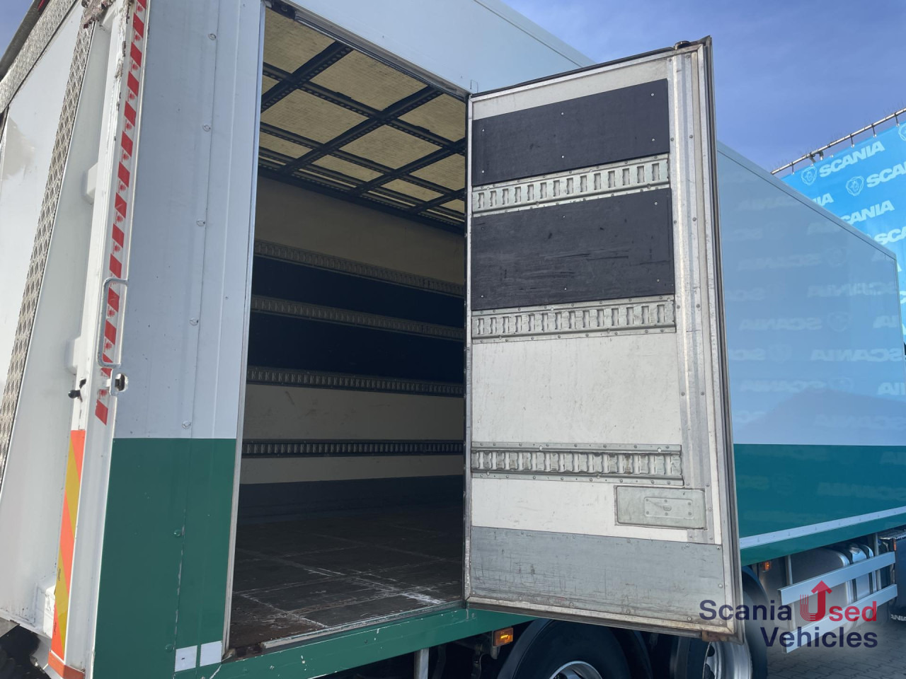 SCANIA P 320 DB6x2*4MNB RETARDER FULL AIR 8T TAIL LIFT 2T - Camión caja cerrada: foto 2 SCANIA P 320 DB6x2*4MNB RETARDER FULL AIR 8T TAIL LIFT 2T - Camión caja cerrada: foto 2