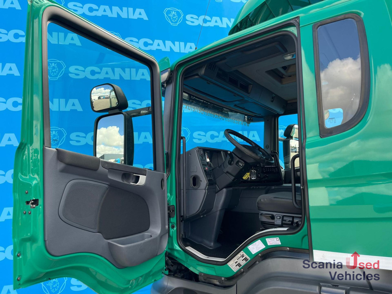 SCANIA P 320 DB6x2*4MNB RETARDER TAIL LIFT 2T 721X250X250 - Camión caja cerrada: foto 2 SCANIA P 320 DB6x2*4MNB RETARDER TAIL LIFT 2T 721X250X250 - Camión caja cerrada: foto 2