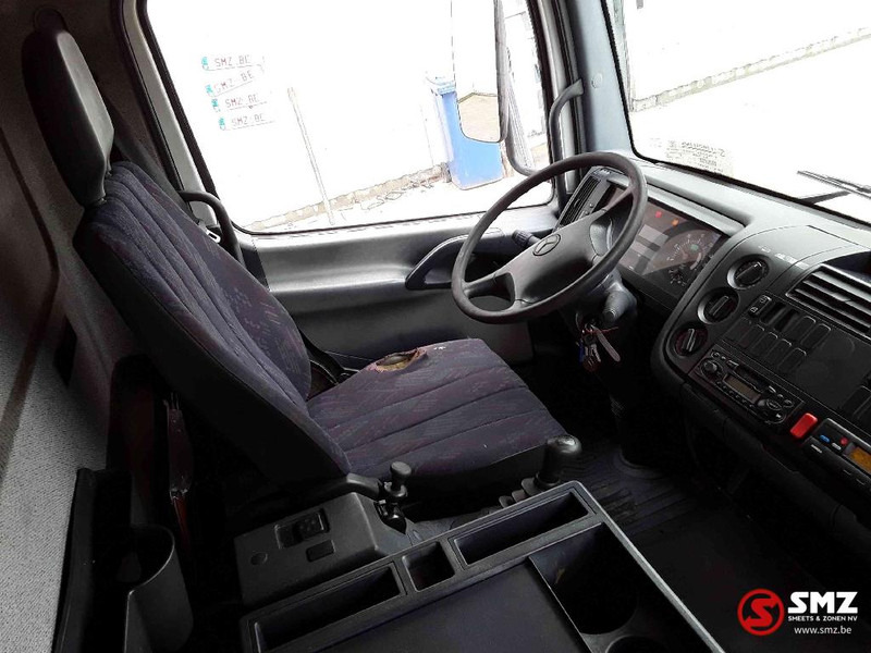 Foto del interior 1: Camión caja cerrada Mercedes-Benz Atego 818